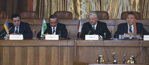Пресс-конференция глав независимых государств после подписания декларации об образовании Содружества Независимых Государств. Слева направо: президент Армении Левон Тер-Петросян, президент Узбекистана Ислам Каримов, президент России Борис Ельцин и президент Казахстана Нурсултан Назарбаев - Sputnik Узбекистан
