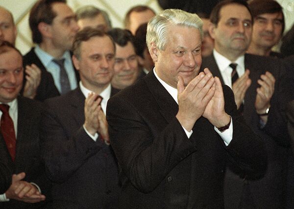 Президент России Борис Николаевич Ельцин (аплодирует), во втором ряду государственный секретарь при президенте Российской Федерации Геннадий Эдуардович Бурбулис. (21 декабря 1991 года, Алматы) - Sputnik Узбекистан