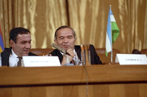 Президенты Армении и Узбекистана Левон Тер-Петросян и Ислам Каримов (слева направо), 21 декабря 1991 года в Алматы - Sputnik Узбекистан