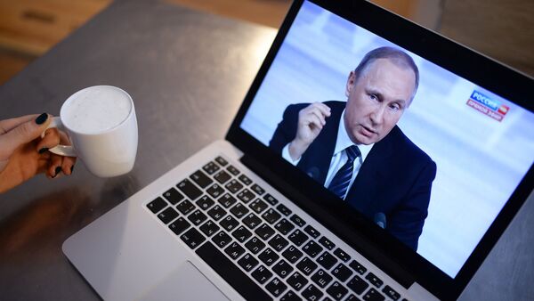 Просмотр трансляции пресс-конференции президента России Владимира Путина на ноутбуке - Sputnik Узбекистан