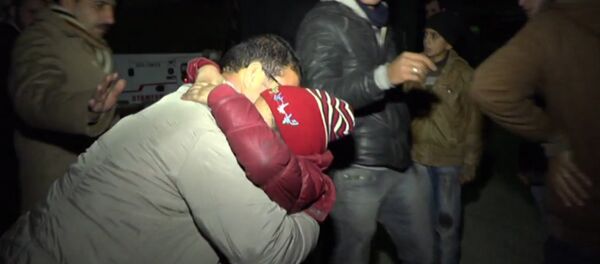 СПУТНИК_Слезы, объятия и коробки с вещами: мирные жители Идлиба прибыли в Латакию СПУТНИК_Слезы, объятия и коробки с вещами: мирные жители Идлиба прибыли в Латакию - Sputnik Узбекистан