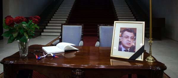 Книга соболезнований в посольстве России во Франции в связи с убийством Посла России в Турции Андрея Геннадьевича Карлова - Sputnik Узбекистан