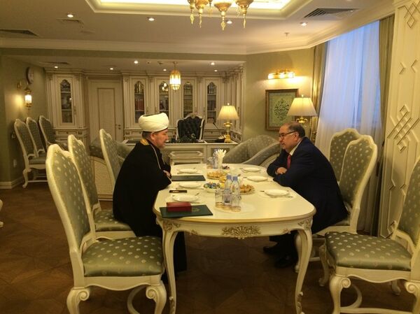 Алишер Усманов и глава Совета муфтиев РФ Алишер Усманов и глава Совета муфтиев РФ - Sputnik Узбекистан