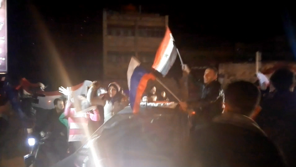 Спутник_Жители Алеппо с флагами Сирии и РФ пели и танцевали после освобождения Алеппо - Sputnik Узбекистан