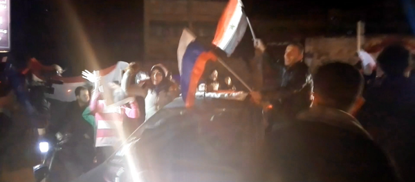 Спутник_Жители Алеппо с флагами Сирии и РФ пели и танцевали после освобождения Алеппо Спутник_Жители Алеппо с флагами Сирии и РФ пели и танцевали после освобождения Алеппо - Sputnik Узбекистан