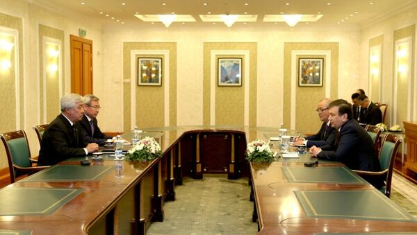 Президент РУз Шавкат Мирзиёев и глава МИД Казахстана Ерлана Идрисова - Sputnik Узбекистан