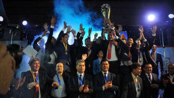 Футбольный клуб Локомотив получил медали чемпиона страны и кубок - Sputnik Узбекистан