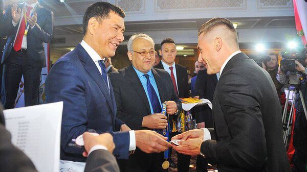 Futbolniy klub Lokomotiv poluchil medali chempiona strani i kubok - Sputnik O‘zbekiston