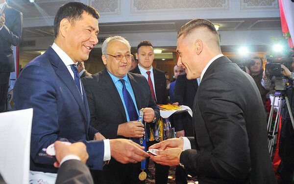 Футбольный клуб Локомотив получил медали и кубок чемпиона страны - Sputnik Узбекистан