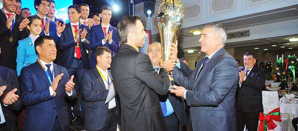 Локомотив жамоасини тақдирлаш маросими Локомотив жамоасини тақдирлаш маросими - Sputnik Ўзбекистон