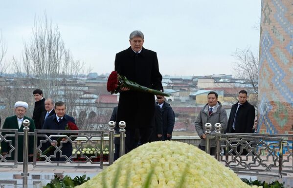 Президент Кыргызстана Алмазбек Атамбаев у могилы Ислама Каримова - Sputnik Узбекистан