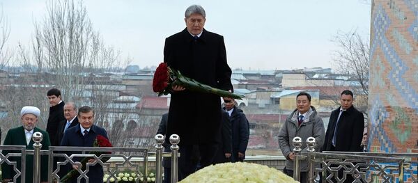 Президент Кыргызстана Алмазбек Атамбаев у могилы Ислама Каримова Президент Кыргызстана Алмазбек Атамбаев у могилы Ислама Каримова - Sputnik Узбекистан
