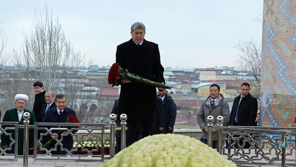 Qirg‘iziston prezidenti Almazbek Atambayev Islom Karimov qabrini ziyorat qildi - Sputnik O‘zbekiston