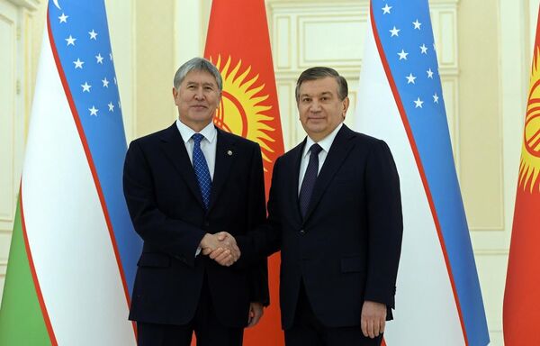 Президенты Узбекистана и Кыргызстана Шавкат Мирзиёев и Алмазбек Атамбаев - Sputnik Узбекистан