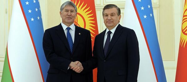 Президенты Узбекистана и Кыргызстана Шавкат Мирзиёев и Алмазбек Атамбаев - Sputnik Узбекистан