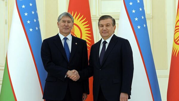 Президенты Узбекистана и Кыргызстана Шавкат Мирзиёев и Алмазбек Атамбаев - Sputnik Узбекистан