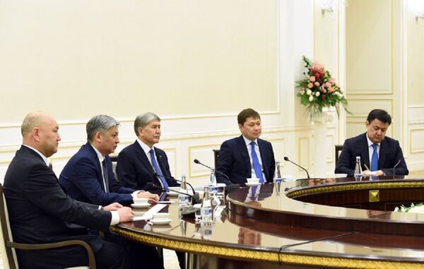 Президент Кыргызстана Алмазбек Атамбаев на встрече с Шавкатом Мирзиёевым - Sputnik Узбекистан