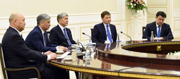 Президент Кыргызстана Алмазбек Атамбаев на встрече с Шавкатом Мирзиёевым - Sputnik Узбекистан