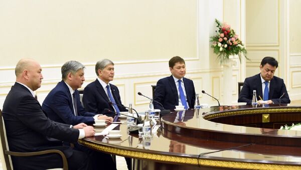 Президент Кыргызстана Алмазбек Атамбаев на встрече с Шавкатом Мирзиёевым - Sputnik Узбекистан