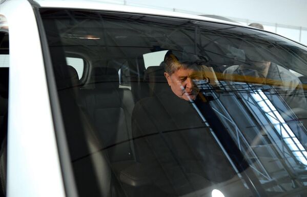 Президент Кыргызстана Алмазбек Атамбаев на автозаводе в Самарканде - Sputnik Узбекистан