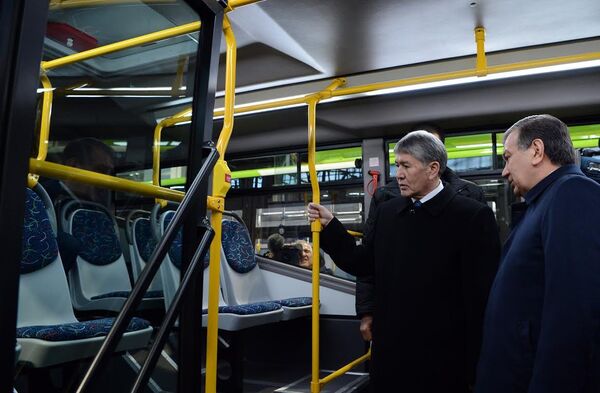 Алмазбек Атамбаев на автозаводе MAN в Самарканде - Sputnik Узбекистан