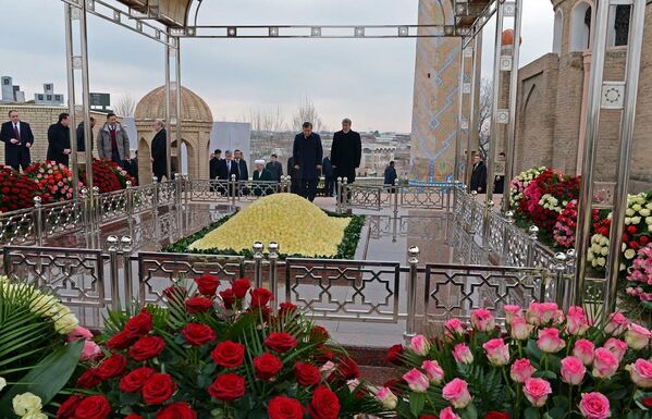 Шавкат Мирзиёев и Алмазбек Атамбаев на могиле Ислама Каримова в Самарканде - Sputnik Узбекистан