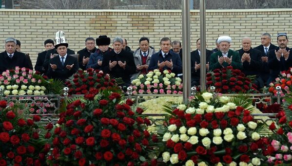 Алмазбек Атамбаев почтил память Ислама Каримова в Самарканде - Sputnik Узбекистан