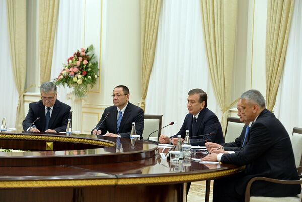Шавкат Мирзиёев на встрече с Алмазбеком Атамбаевым в Самарканде - Sputnik Узбекистан
