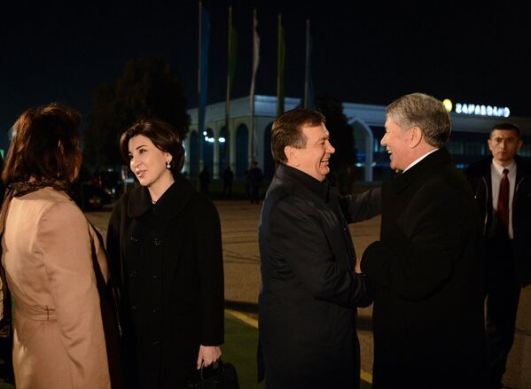 Президенты Узбекистана и Кыргызстана с супругами в аэропорту Самарканда - Sputnik Узбекистан