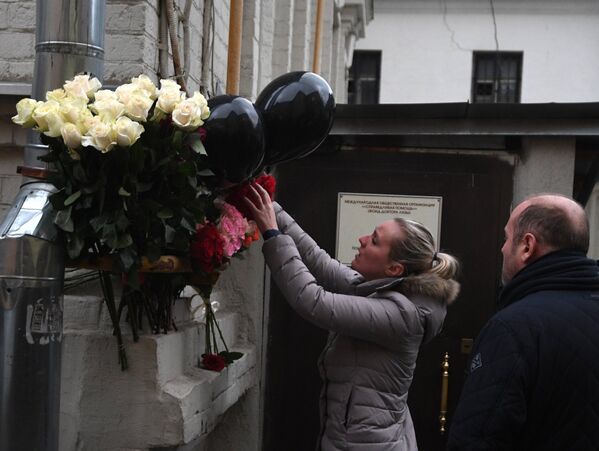 Цветы в память о погибших в крушении самолета Ту-154 Минобороны РФ - Sputnik Узбекистан