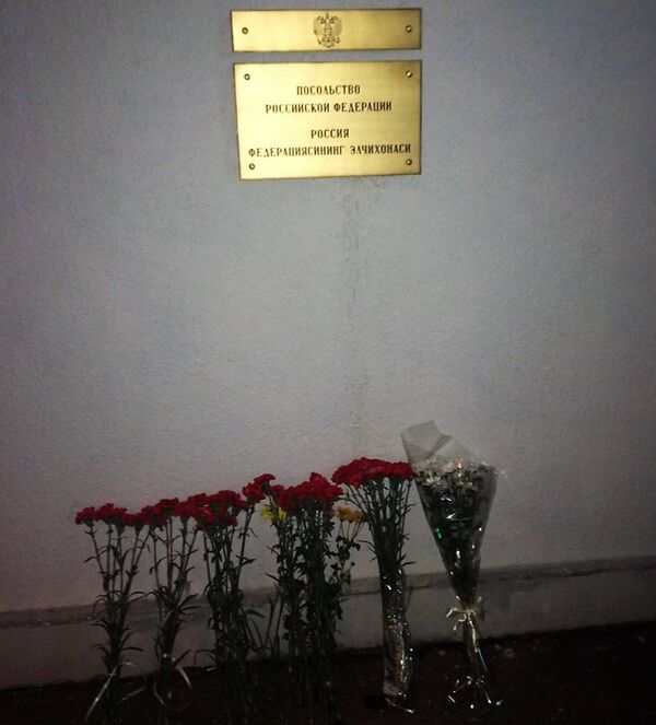 Цветы у здания Посольства РФ в Ташкенте Цветы у здания Посольства РФ в Ташкенте - Sputnik Узбекистан