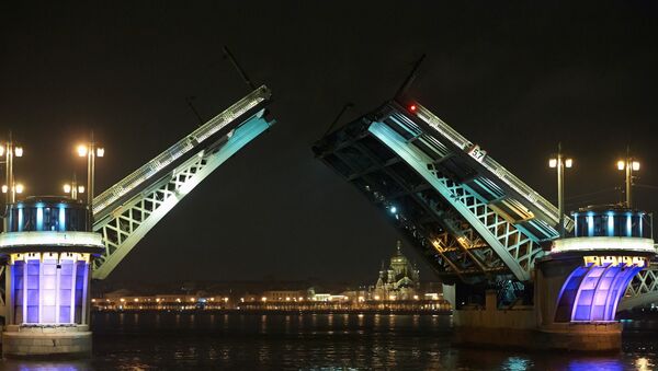 Разведенный Благовещенский мост в Санкт-Петербурге - Sputnik Узбекистан