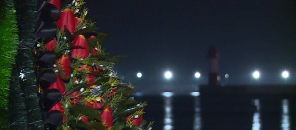 СПУТНИК_Портреты погибших, свечи и цветы – люди почтили память жертв крушения Ту-154 СПУТНИК_Портреты погибших, свечи и цветы – люди почтили память жертв крушения Ту-154 - Sputnik Узбекистан