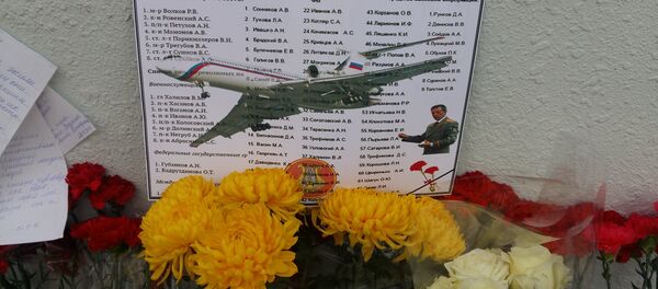 Цветы у посольства России в Ташкенте в память об упавшем Ту-154 Цветы у посольства России в Ташкенте в память об упавшем Ту-154 - Sputnik Узбекистан