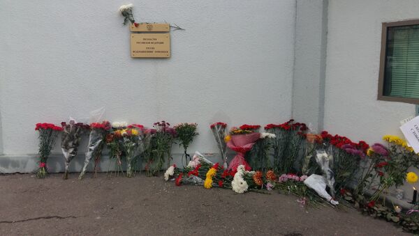 Цветы у Посольства России в Ташкенте в память об упавшем Ту-154 - Sputnik Узбекистан