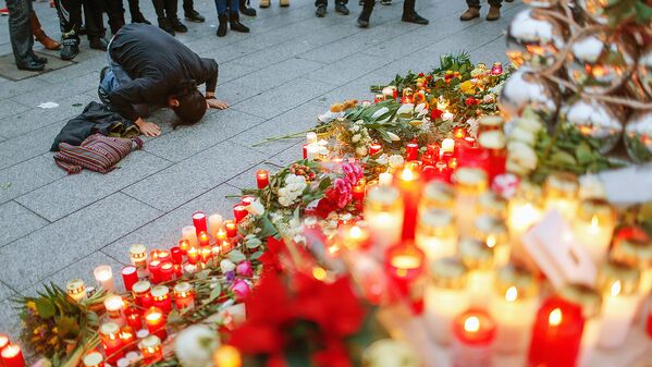 Свечи и цветы в память о погибших во время теракта в Берлине - Sputnik Узбекистан