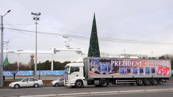 Президентские новогодние подарки отправились в регионы Узбекистана - Sputnik Узбекистан