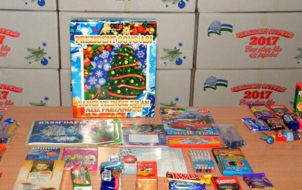 Президентские подарки к Новому году отправились в регионы Узбекистана - Sputnik Узбекистан