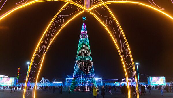 Главная елка страны зажгла праздничные огни - Sputnik Узбекистан