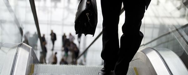 Мужчина с портфелем в руках  - Sputnik Ўзбекистон