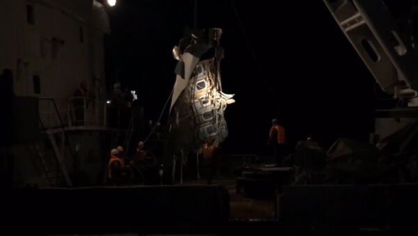 СПУТНИК_Спасатели МЧС подняли из Черного моря часть фюзеляжа Ту-154. Кадры операции - Sputnik Узбекистан