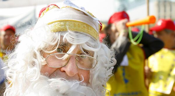 Румынский учитель в костюме Санта Клауса в Бухаресте - Sputnik Узбекистан