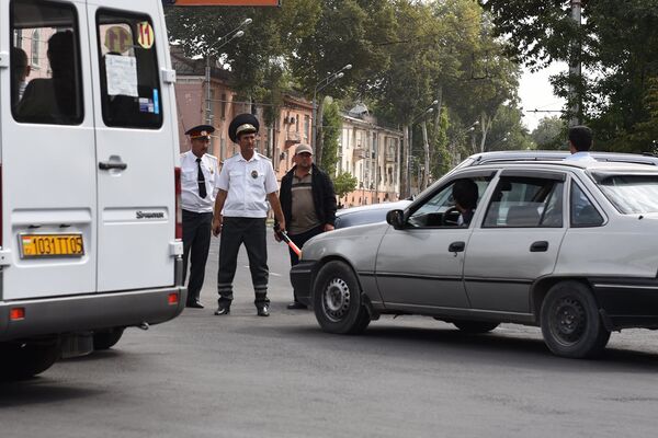 Сотрудники милиции патрулируют дороги таджикской столицы - Sputnik Узбекистан