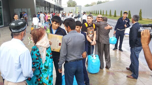 Встреча таджикского боксера, вернувшегося с бронзовой медалью - Sputnik Узбекистан