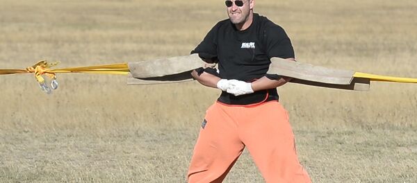 Белорусский силач Шимко удержал на земле два взлетающих самолета Белорусский силач Шимко удержал на земле два взлетающих самолета - Sputnik Узбекистан