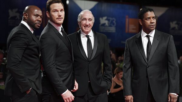 Директор и исполнительный продюсер Антуан Фукуа (слева), актер Крис Пратт (второй слева) и актер Дензел Вашингтон (справа) на премьере фильма Великолепная семерка  на 73-м Венецианском кинофестивале 10 сентября 2016 года - Sputnik Узбекистан