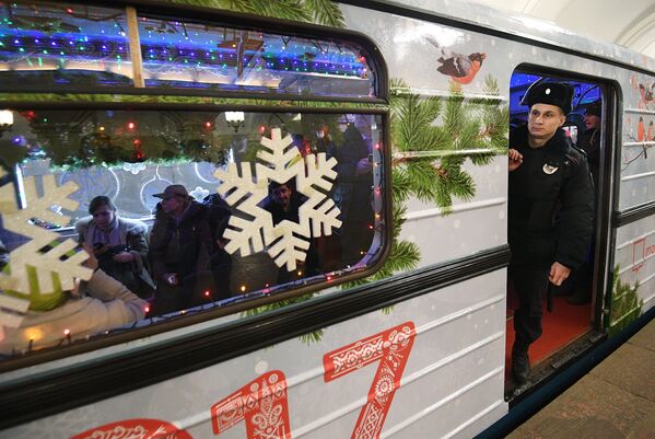 Запуск новогоднего поезда Московского метрополитена - Sputnik Узбекистан
