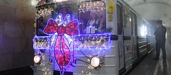 Запуск новогоднего поезда Московского метрополитена Запуск новогоднего поезда Московского метрополитена - Sputnik Узбекистан