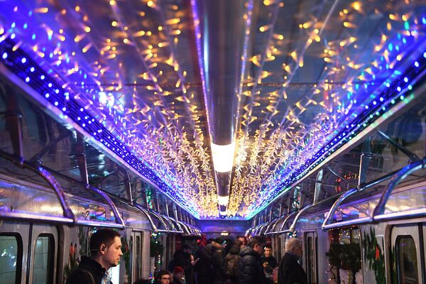 Запуск новогоднего поезда Московского метрополитена - Sputnik Узбекистан