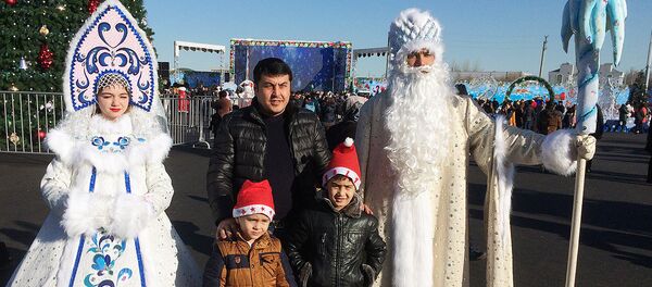 Дед Мороз и снегурочка на площади в Ташкенте Дед Мороз и снегурочка на площади в Ташкенте - Sputnik Узбекистан